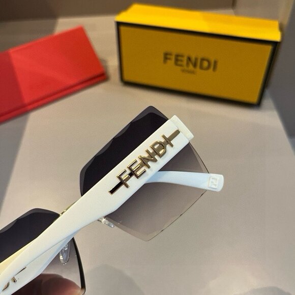 FENDI FF Logo Oversize Sunglasses - Picture 7 of 9